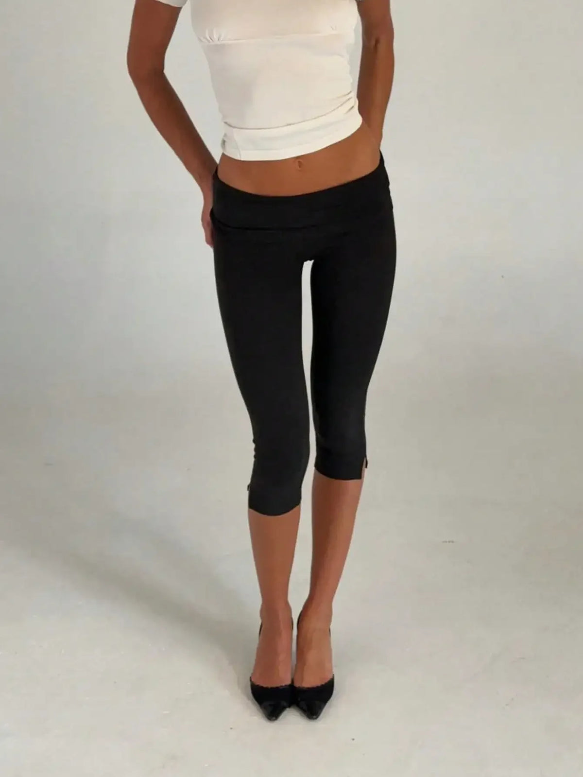 Premium Womens Low Waist Capri Leggings With Side Pockets